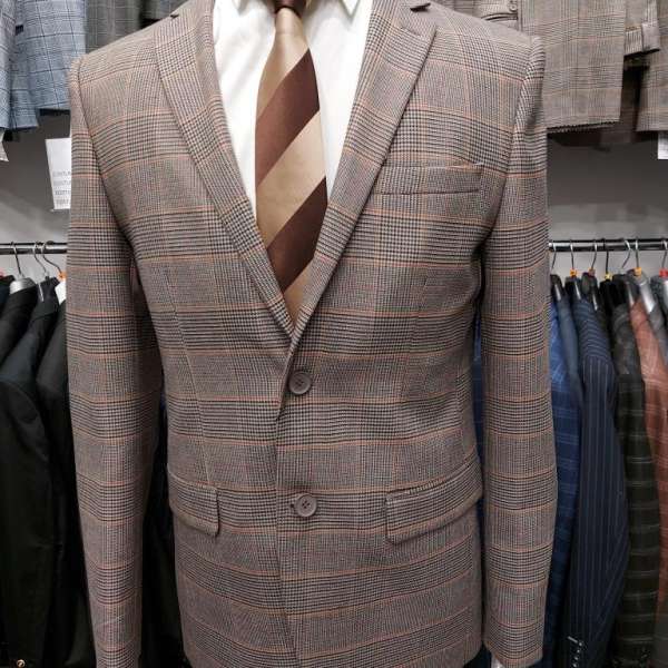 Costume beige à carreaux