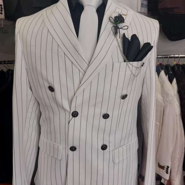 Costume croisé blanc rayé bouton noir