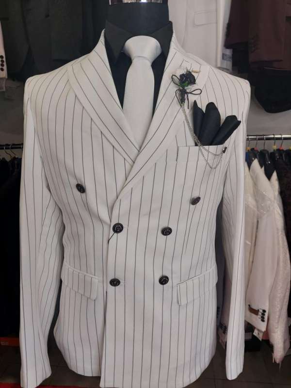 Costume croisé blanc rayé bouton noir