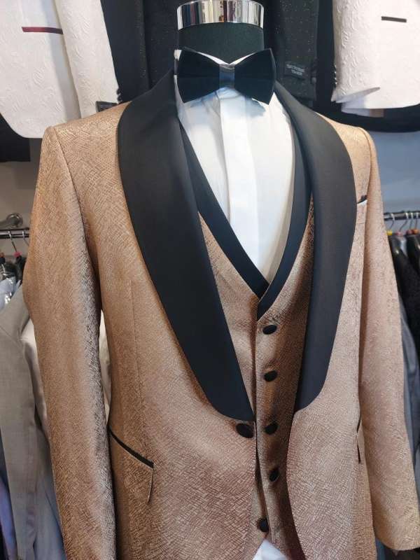 Smoking mariage ceremonie  beige doré col chal noir satin – Image 2