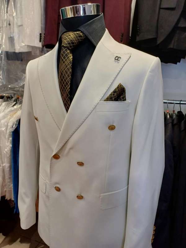 Costume croisé blanc ivoire  bouton doré – Image 2