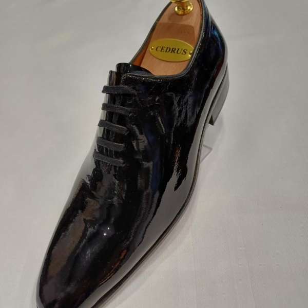 Chaussure richelieu vernis noir bout fin