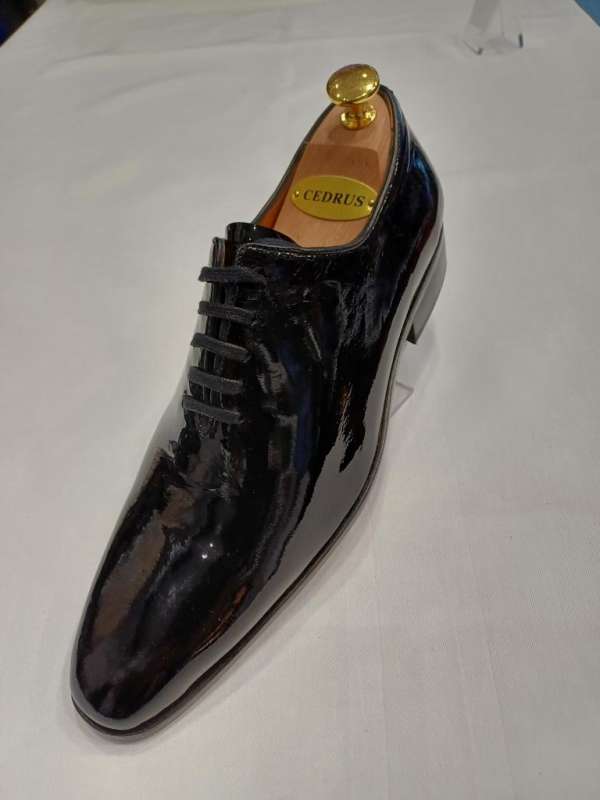 Chaussure richelieu vernis noir bout fin