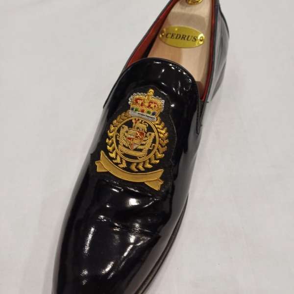 Mocassin noir vernis à écusson