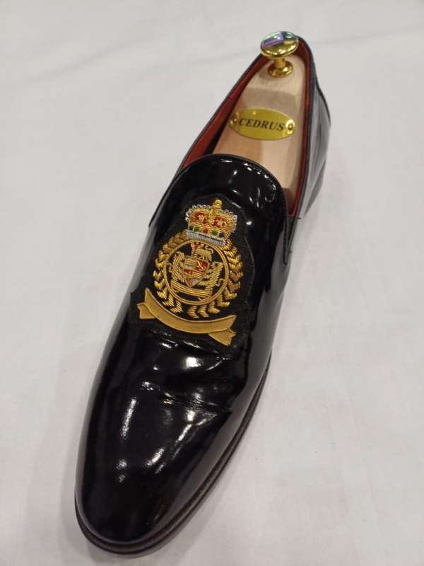 Mocassin noir vernis à écusson
